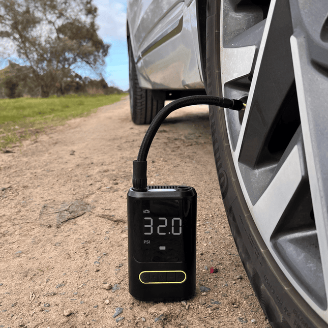 Przenośna Pompka Elektryczna | Noustia | Maks. 150 PSI | Wbudowany Power Bank | Awaryjna Latarka LED | 4 Tryby | 4 Dysze | Do Aut, Rowerów, Balonów | Kompaktowej i Wydajnej