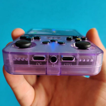 Retro konsola do gier | 20 000 klasycznych gier | Pamięć 128 GB | Podwójne joysticki | Wyświetlacz IPS HD 3,5" | Czterordzeniowy procesor RK3326 | Bateria ponad 10 godzin | Wbudowany głośnik i port audio 3,5 mm | Nostalgiczna rozrywka