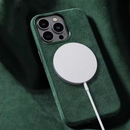 Etui MagSafe na iPhone'a | Materiał Alcantara | Ochrona premium | Odporny na zarysowania | Dopasowany krój | kompatybilne z akcesoriami MagSafe | Stylowa i trwała konstrukcja