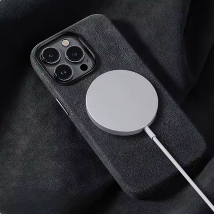 Etui MagSafe na iPhone'a | Materiał Alcantara | Ochrona premium | Odporny na zarysowania | Dopasowany krój | kompatybilne z akcesoriami MagSafe | Stylowa i trwała konstrukcja