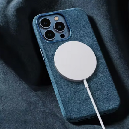 Etui MagSafe na iPhone'a | Materiał Alcantara | Ochrona premium | Odporny na zarysowania | Dopasowany krój | kompatybilne z akcesoriami MagSafe | Stylowa i trwała konstrukcja