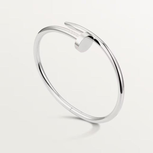 Srebrna bransoletka Rion | Inspirowane przemysłem | Eleganckie, polerowane wykończenie | Minimalistyczny design | Elegancka, wyrazista biżuteria | Trwałe luksusowe akcesoria | Wszechstronny, warstwowy wygląd | Unikalny motyw paznokci