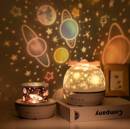 Światło nocne SkyProjector™ | Regulowane oświetlenie | Projekcje gwiazd, księżyca i zwierząt | Pilot zdalnego sterowania | Idealny do pokoju dziecięcego i dziecięcego | Cichy obrót o 360° | Zwiększa kreatywność i sen | W zestawie kabel do ładowania USB