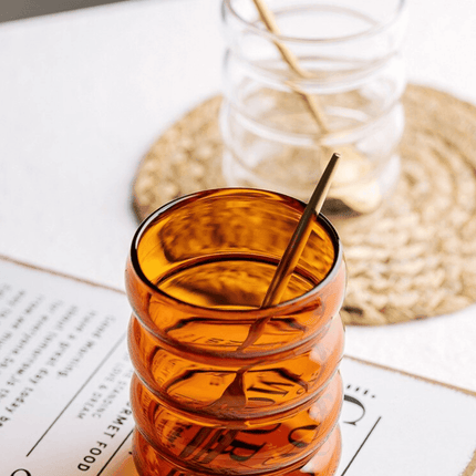 Ręcznie dmuchane z borokrzemianu | Kolorowe bąbelki | 4 kolory: przeźroczysty, zielony, niebieski, brązowy | 300 ml | Bezpieczne do zmywarek | Odporne na ciepło | Indywidualna sprzedaż | Wymiary: 7,5 cm x 9,4 cm