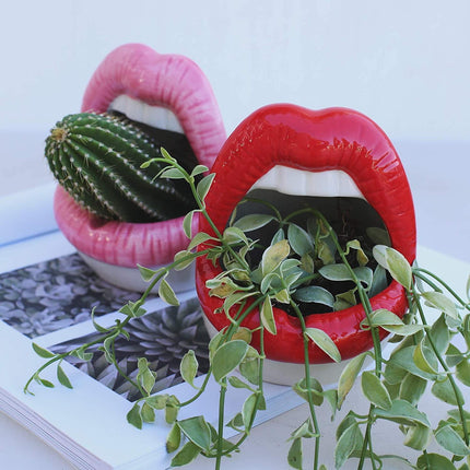 Ceramiczna donica z możliwością ustalenia Pouty Lips | Zabawne i kapryśne | Czerwony, różowy, fioletowy | Trwałe i dopuszczalne robione | Odporne na ciepło i wiatroszczelne | Dekoracja wnętrz do domu lub biura | Pomysł na prezent | 12x6 cm | 1 szt
