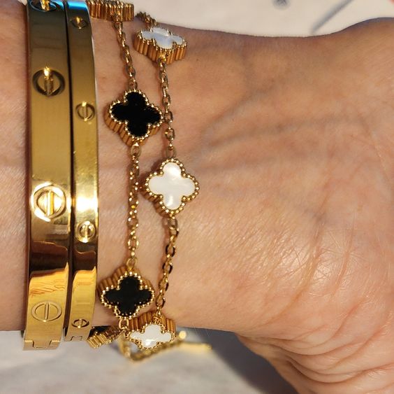 Inspirowane Dubajem | Elegancki zestaw bransoletek z czarno-białą koniczyną ze złotymi akcentami | Wyrafinowana kolekcja biżuterii