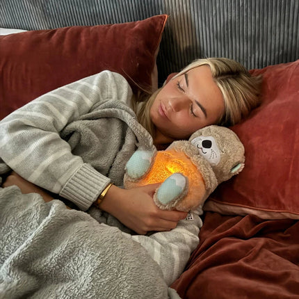 Snuggle Oddychająca Wydra Niedźwiedź | Pluszowa zabawka 30 cm z kojącą muzyką i muzyką | Idealny pomocnik w zasypianiu i towarzysz przytulania | Materiały wysokiej jakości | Prezent dla dziecka o miękkiej fakturze i delikatnych danych osobowych