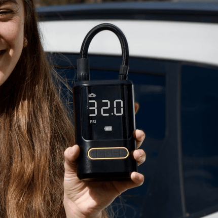 Przenośna Pompka Elektryczna | Noustia | Maks. 150 PSI | Wbudowany Power Bank | Awaryjna Latarka LED | 4 Tryby | 4 Dysze | Do Aut, Rowerów, Balonów | Kompaktowej i Wydajnej