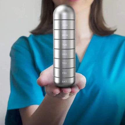 Organizator na leki z aluminium | 7-dniowy pojemnik na tabletki | Wodoodporny, transportowe etui | Kolory: różowe złoto, srebrny, niebieski, zielony, czarny | Noustia