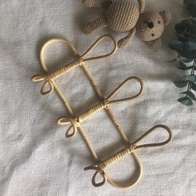 Wieszak ścienny z określonym rattanem Trio | Organizator pokoju dziecięcego | 3 Konstrukcja haka | 8"x16" | Zajmujący mało miejsca montaż do montażu w ścianie