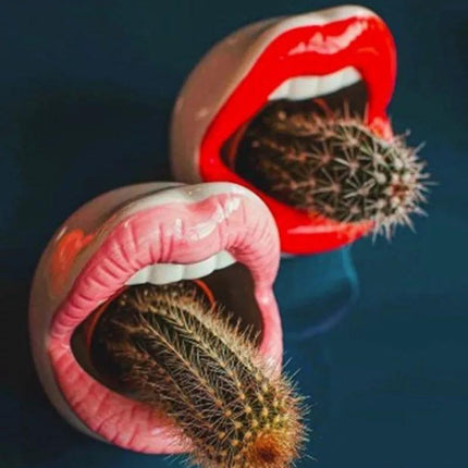 Ceramiczna donica z możliwością ustalenia Pouty Lips | Zabawne i kapryśne | Czerwony, różowy, fioletowy | Trwałe i dopuszczalne robione | Odporne na ciepło i wiatroszczelne | Dekoracja wnętrz do domu lub biura | Pomysł na prezent | 12x6 cm | 1 szt