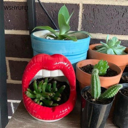 Ceramiczna donica z możliwością ustalenia Pouty Lips | Zabawne i kapryśne | Czerwony, różowy, fioletowy | Trwałe i dopuszczalne robione | Odporne na ciepło i wiatroszczelne | Dekoracja wnętrz do domu lub biura | Pomysł na prezent | 12x6 cm | 1 szt