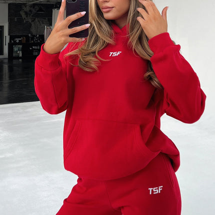 Kaztek Cozy Czerwona Bluza Z Kapturem | Miękki, gruby materiał | Ciepłe mankiety i kaptur | Funkcjonalna przednia kalibracja | Haftowane logo TSF | 60% bawełna 40% poliester | Idealny na zimę | Przykładowy rozmiar damski AU 6 / US 2