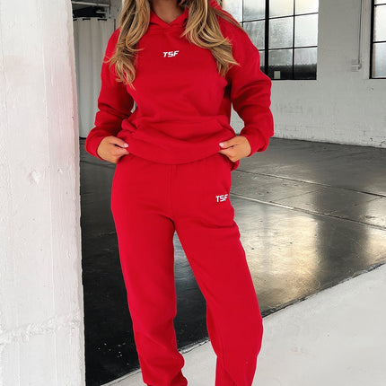 Kaztek Cozy Czerwona Bluza Z Kapturem | Miękki, gruby materiał | Ciepłe mankiety i kaptur | Funkcjonalna przednia kalibracja | Haftowane logo TSF | 60% bawełna 40% poliester | Idealny na zimę | Przykładowy rozmiar damski AU 6 / US 2