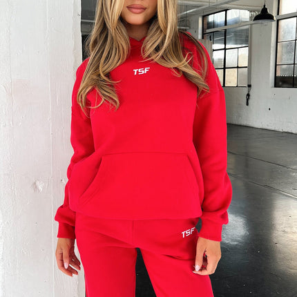 Kaztek Cozy Czerwona Bluza Z Kapturem | Miękki, gruby materiał | Ciepłe mankiety i kaptur | Funkcjonalna przednia kalibracja | Haftowane logo TSF | 60% bawełna 40% poliester | Idealny na zimę | Przykładowy rozmiar damski AU 6 / US 2
