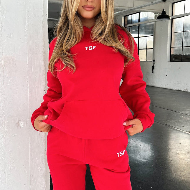 Kaztek Cozy Czerwona Bluza Z Kapturem | Miękki, gruby materiał | Ciepłe mankiety i kaptur | Funkcjonalna przednia kalibracja | Haftowane logo TSF | 60% bawełna 40% poliester | Idealny na zimę | Przykładowy rozmiar damski AU 6 / US 2