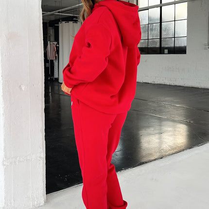 Kaztek Cozy Czerwona Bluza Z Kapturem | Miękki, gruby materiał | Ciepłe mankiety i kaptur | Funkcjonalna przednia kalibracja | Haftowane logo TSF | 60% bawełna 40% poliester | Idealny na zimę | Przykładowy rozmiar damski AU 6 / US 2