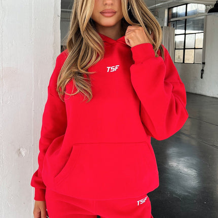 Kaztek Cozy Czerwona Bluza Z Kapturem | Miękki, gruby materiał | Ciepłe mankiety i kaptur | Funkcjonalna przednia kalibracja | Haftowane logo TSF | 60% bawełna 40% poliester | Idealny na zimę | Przykładowy rozmiar damski AU 6 / US 2