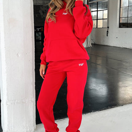 Kaztek Cozy Czerwona Bluza Z Kapturem | Miękki, gruby materiał | Ciepłe mankiety i kaptur | Funkcjonalna przednia kalibracja | Haftowane logo TSF | 60% bawełna 40% poliester | Idealny na zimę | Przykładowy rozmiar damski AU 6 / US 2