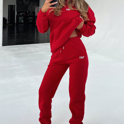 Kaztek Cozy Czerwona Bluza Z Kapturem | Miękki, gruby materiał | Ciepłe mankiety i kaptur | Funkcjonalna przednia kalibracja | Haftowane logo TSF | 60% bawełna 40% poliester | Idealny na zimę | Przykładowy rozmiar damski AU 6 / US 2