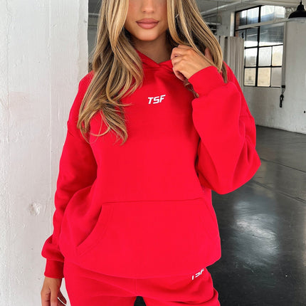 Kaztek Cozy Czerwona Bluza Z Kapturem | Miękki, gruby materiał | Ciepłe mankiety i kaptur | Funkcjonalna przednia kalibracja | Haftowane logo TSF | 60% bawełna 40% poliester | Idealny na zimę | Przykładowy rozmiar damski AU 6 / US 2