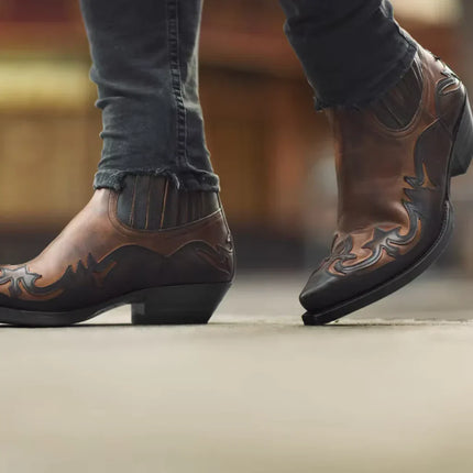 Męskie buty skórzane westernowe Adalbrecht | Uderzający projekt | Spiczasty palec u nóg | Haftowane Boki | Elegancka sylwetka | Wytrzymali, ale nowoczesny styl | Wszechstronny do noszenia na co dzień i formalnie | Wygodne i stylowe górskie