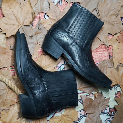 Męskie buty skórzane westernowe Adalbrecht | Uderzający projekt | Spiczasty palec u nóg | Haftowane Boki | Elegancka sylwetka | Wytrzymali, ale nowoczesny styl | Wszechstronny do noszenia na co dzień i formalnie | Wygodne i stylowe górskie