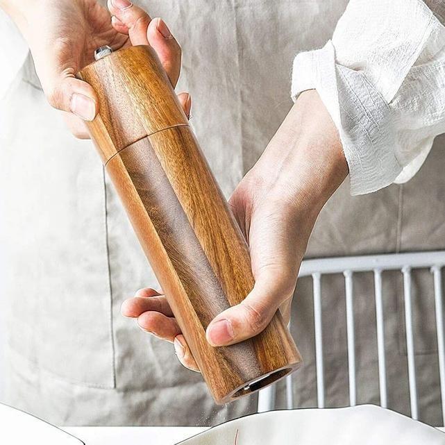 Młynki do soli i pieprzu z drewna akacjowego | Mechanizm młynka ceramicznego | 8,5" wysokość | Ręcznie wykonane naturalne drewno | Wyrafinowana zastawa stołowa | Łatwe w użyciu narzędzie kuchenne | Pudełko w zestawie