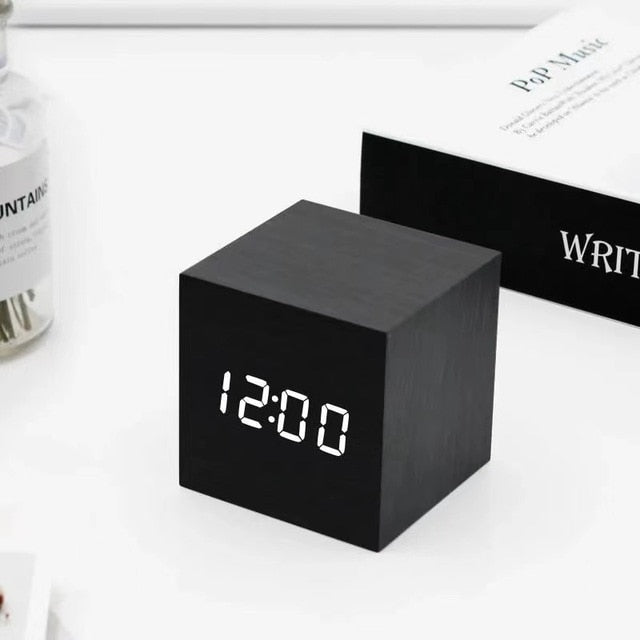 Budzik w kostce w kształcie LED | Funkcja drzemki | Temperatura panująca | 3 tryby potwierdzone | Ekran świetlny LED | Kompaktowy rozmiar | Zasilany przez USB lub zwykły | Wykończenie imitujące drewno | 4 opcje wyboru | Wymiary 6cm 