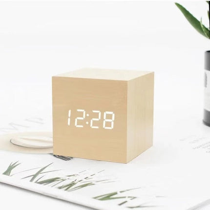 Budzik w kostce w kształcie LED | Funkcja drzemki | Temperatura panująca | 3 tryby potwierdzone | Ekran świetlny LED | Kompaktowy rozmiar | Zasilany przez USB lub zwykły | Wykończenie imitujące drewno | 4 opcje wyboru | Wymiary 6cm 