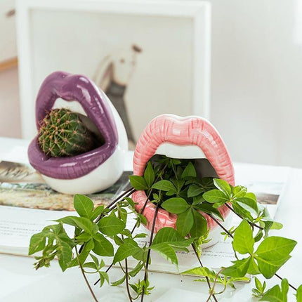 Ceramiczna donica z możliwością ustalenia Pouty Lips | Zabawne i kapryśne | Czerwony, różowy, fioletowy | Trwałe i dopuszczalne robione | Odporne na ciepło i wiatroszczelne | Dekoracja wnętrz do domu lub biura | Pomysł na prezent | 12x6 cm | 1 szt