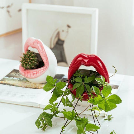 Ceramiczna donica z możliwością ustalenia Pouty Lips | Zabawne i kapryśne | Czerwony, różowy, fioletowy | Trwałe i dopuszczalne robione | Odporne na ciepło i wiatroszczelne | Dekoracja wnętrz do domu lub biura | Pomysł na prezent | 12x6 cm | 1 szt