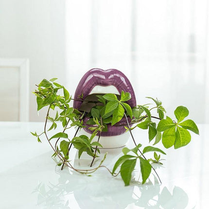 Ceramiczna donica z możliwością ustalenia Pouty Lips | Zabawne i kapryśne | Czerwony, różowy, fioletowy | Trwałe i dopuszczalne robione | Odporne na ciepło i wiatroszczelne | Dekoracja wnętrz do domu lub biura | Pomysł na prezent | 12x6 cm | 1 szt