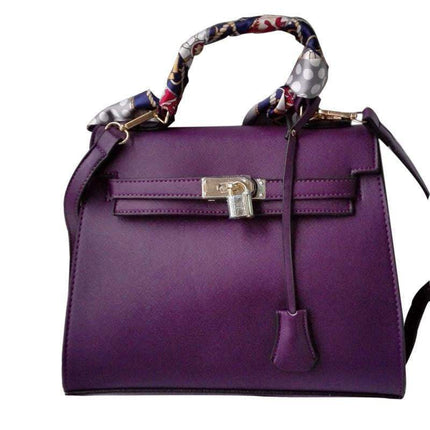Modna damska torba ze skóry PU JASMIN NOIR | Crossbody z zamkiem szalika | Wzór Saffiano | Jednolity kolor | Zamknięcie na zamek | Wstążki i dekoracje z fredzlami | Wszechstronna torebka | Wewnętrzna kalibracja na telefonie | Rozmiar M/S